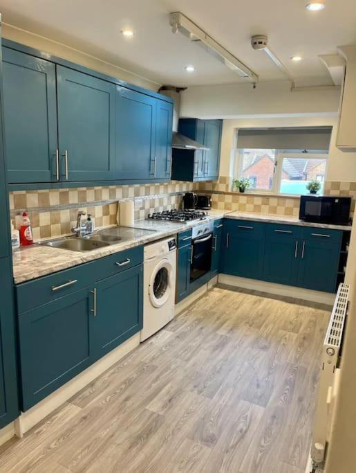 Spacious 5 Bedroom House- Harry Potter World & London Holiday home *