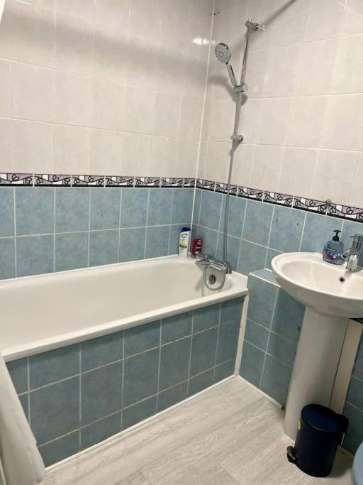 Spacious 5 Bedroom House- Harry Potter World & London Holiday home *