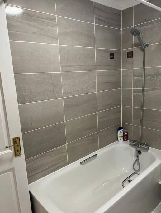 Spacious 5 Bedroom House- Harry Potter World & London Holiday home Watford (Hertfordshire)